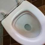 Et afkalket toilet.